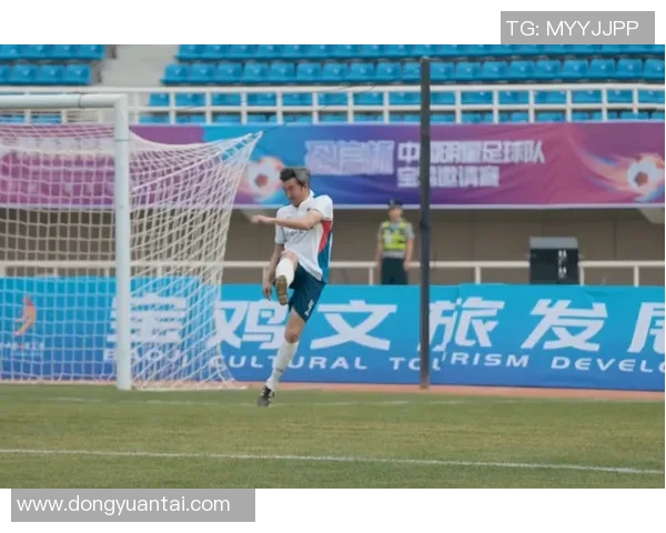 足球明星骑行挑战：速度与激情的完美碰撞，球场之外的精彩冒险